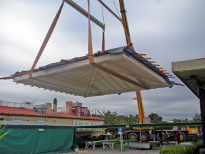 Posizionamento di un tetto in legno